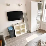 Light Studio With Kitchenette Close To Hyde Park