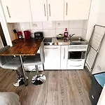 Light Studio With Kitchenette Close To Hyde Park