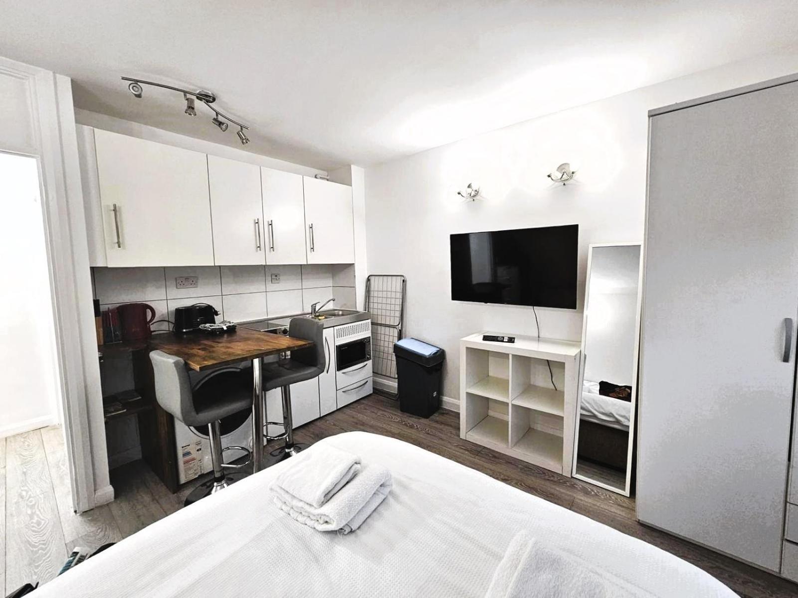 Light With Kitchenette Close To Hyde Park London
